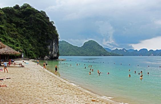 three-peaches-beach-in-ha-long-bay 